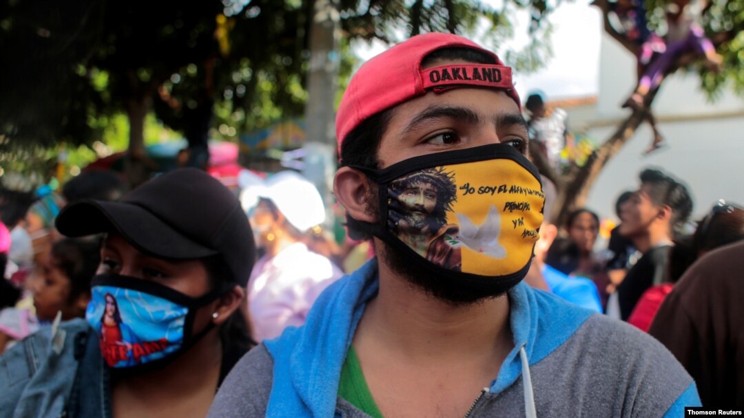 Las personas usan máscaras protectoras mientras asisten a las festividades en honor a San Jerónimo, mientras continúa el brote de la enfermedad por coronavirus (COVID-19) en Masaya, Nicaragua.