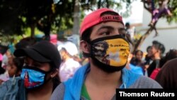 Las personas usan máscaras protectoras mientras asisten a las festividades en honor a San Jerónimo, mientras continúa el brote de la enfermedad por coronavirus (COVID-19) en Masaya, Nicaragua.
