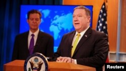 Menlu AS Mike Pompeo (kanan) dan Duta Besar Luar Biasa untuk Isu Kebebasan Beragama Internasional, Sam Brownback saat merilis laporan tahunan kebebasan beragama di Washington DC, Selasa (29/5). 