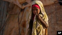 Una niña somali aparece en un campo para desplazados por la sequía y la hambruna en Somalia. 5 millones de personas en el Cuerno de África necesitan ayuda.