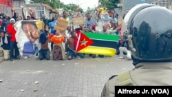 Alguns manifestantes ajoelhados gritam palavras de ordem durante manifestação no bairro Maxaquene, Maputo, Moçambique, 7 de novembro