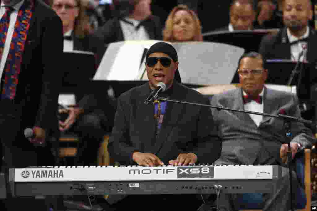 اجرای استیوی واندر، خواننده و سفیر صلح سازمان ملل در مراسم سوگواری ملکه موسیقی سبک سول در دیترویت