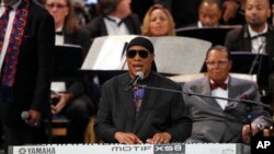 Steve Wonder actuó durante el funeral de Aretha Franklin en el Greater Grace Temple, en Detroit, Michigan el viernes, 31 de agosto de 2018.