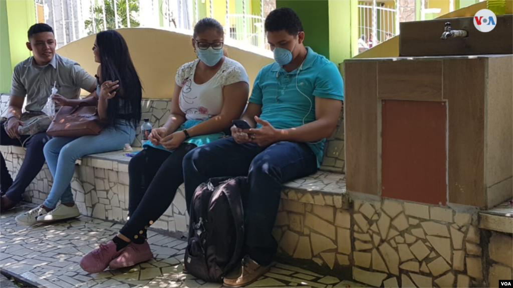 Algunas universidades privadas de Managua continúan sus clases. Los estudiantes asisten con mascarillas. [Foto: Houston Castillo]