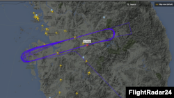 미상 비행체가 이틀 연속 한반도 상공을 수시간 비행하는 모습이 포착됐다 사진은 해당 비행체가 한국 중부지역 일대를 수회 선회비행하는 모습. 사진 제공 FlightRadar24.