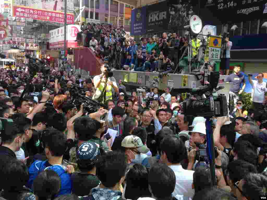 香港警方协助高等法院执达主任清场旺角占领区亚皆老街（美国之音海彦拍摄）