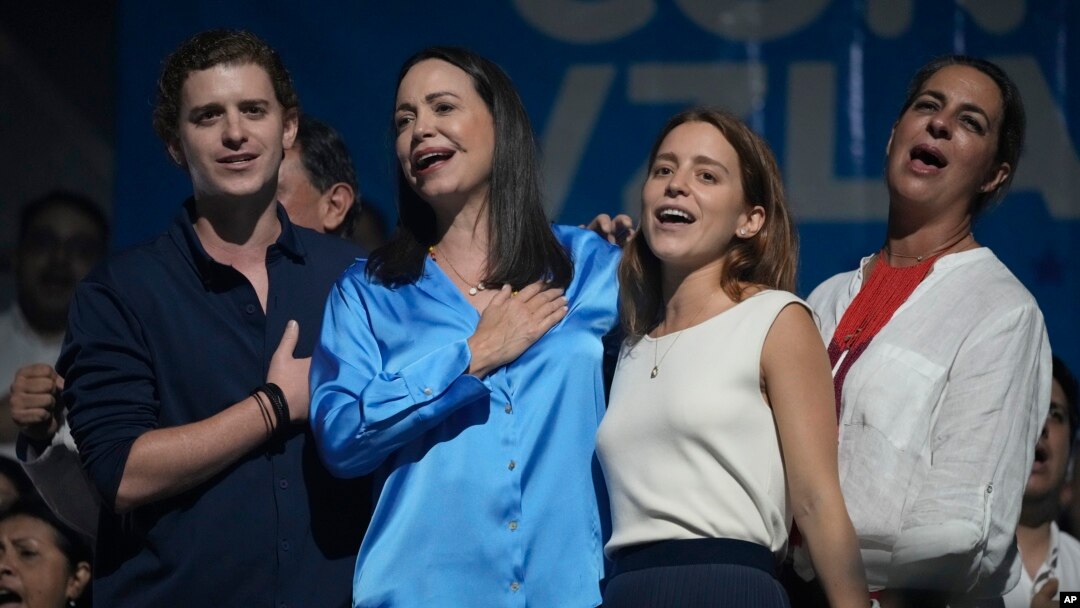 María Corina Machado, dirigente de la oposición venezolana, participa en un acto en Caracas luego de ganar la primaria presidencial del antichavismo, junto a familiares y colaboradores, el 22 de octubre de 2023. (ARCHIVO: AP)