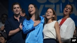 María Corina Machado, dirigente de la oposición venezolana, participa en un acto en Caracas luego de ganar la primaria presidencial del antichavismo, junto a familiares y colaboradores, el 22 de octubre de 2023. (ARCHIVO: AP)