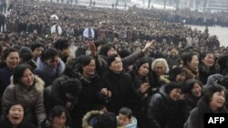 Người dân Bắc Triều Tiên đã tới bày tỏ lòng tiếc thương trước các bức ảnh và tượng đài của người mà họ gọi là cố ‘Lãnh tụ Kính yêu’.