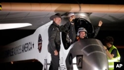 Phi công Andre Borschberg (trái) chào đón phi công Bertrand Piccard trên chiếc Solar Impulse tại phi trường Sky Harbor ở Phoenix, Arizona, ngày 4/5/2013.