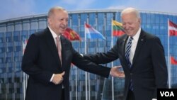 Presiden AS Joe Biden (kanan) bertemu Presiden Turki Recep Tayyip Erdoğan di Brussel, Senin (14/6). 