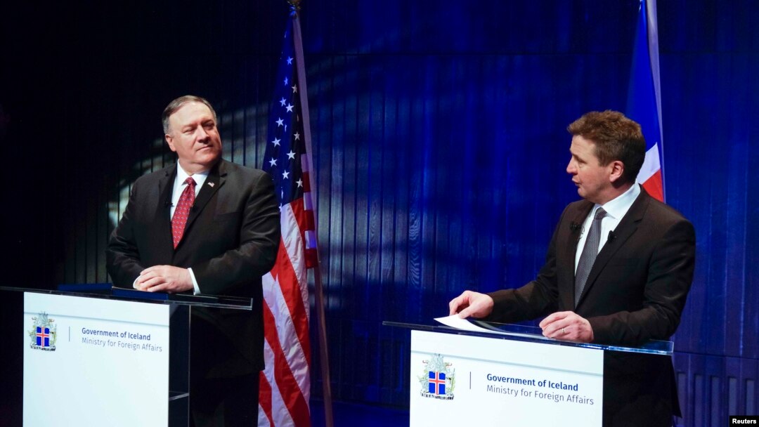 El Secretario de Estado de Estados Unidos, Michael Pompeo, escucha al Ministro de Asuntos Exteriores de Islandia, Gudlaugur, Thor Thordarson.