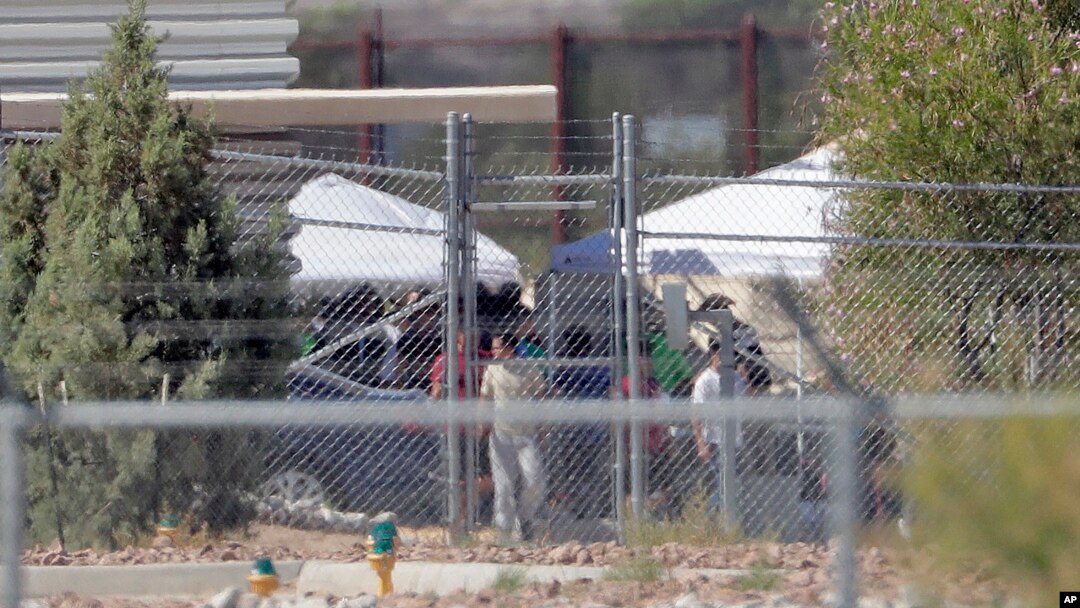Mereka yang ditahan tampak di fasilitas dimana tenda penampungan digunakan untuk menampung anggota-anggota keluarga yang dipisahkan di Fabens, Texas, 21 Juni 2018 (foto: AP Photo/Matt York)