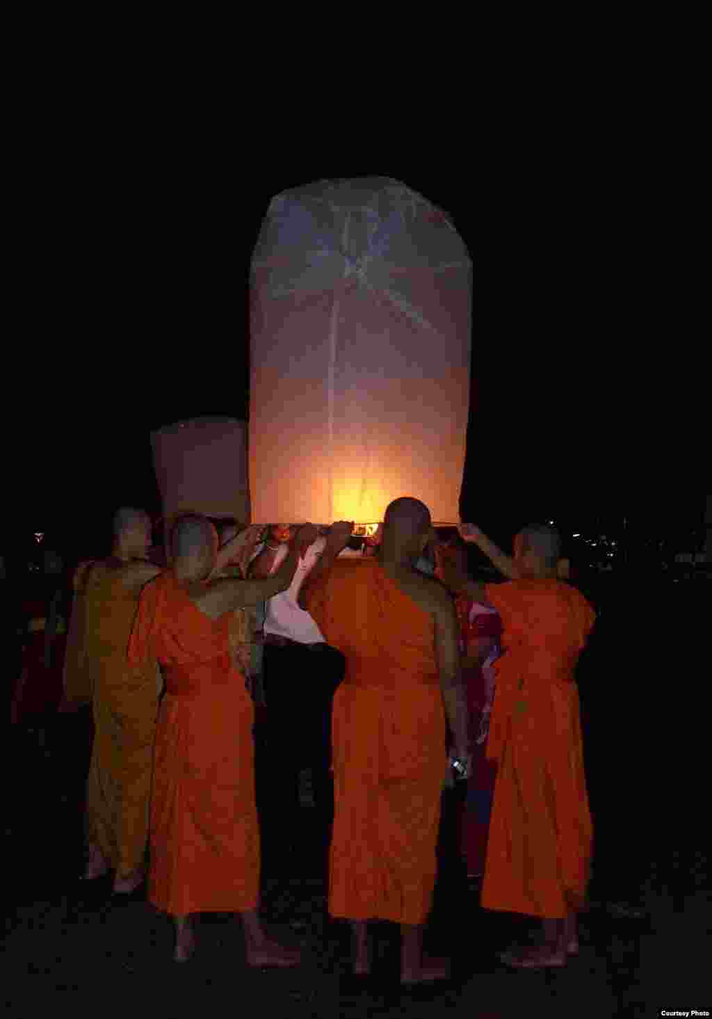 2201614 - Monks Floating a Sky Lantern, Lampoon Province, Thailand