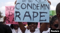 Marche contre le viol organisée par l'Ong Project Alert à Lagos, le 5 octobre 2011. La police nigériane a constaté une augmentation des violences contre les femmes et filles pendant le confinement dû à la pandémie de Covid-19 en 2020. (REUTERS/Akintunde Akinleye)