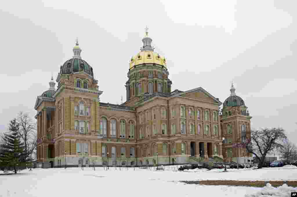 爱荷华州以农业出名，它的玉米和生猪产量常年高居美国第一，大豆产量也经常名列榜首。照片中的爱荷华州政府大楼设计比较特殊，它共有五个穹顶，四个小型的穹顶环绕着镀金的中央穹顶。其他州的大楼多数只有一个穹顶。