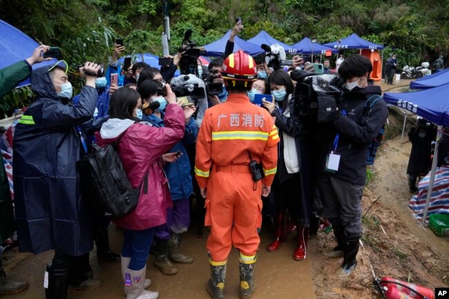 Seorang anggota tim penyelamat memberi pengarahan kepada media di dekat lokasi kecelakaan China Eastern, Kamis, 24 Maret 2022, di Desa Molang, di Provinsi Guangxi, China barat daya. (Foto: AP)