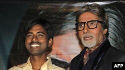 Sušil Kumar sa voditeljem kviza "Želite li da postanete milioner"?, indijskim glumcem Amitabom Bačanom