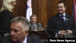 Predsednik Vlade Srbije i ministar unutrašnjih poslova Ivica Dačić i ministarka energetike, razvoja i zaštite životne sredine Zorana Mihajlović razgovaraju pred početak sednice Skupštine Srbije 