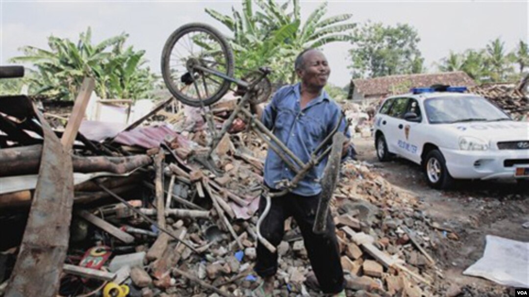 Seorang korban gempa menyisir puing-puing reruntuhan rumahnya di Bantul, Yogyakarta tahun 2006 silam (foto: dok).