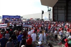 El presidente participó en un pequeño mítin organizado en un aeropuerto en Oshkosh, Wisconsin, con un limitado grupo de asistentes.