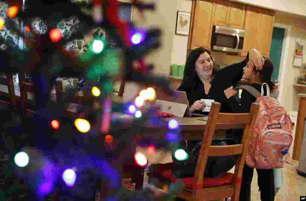 زنان در مجلس قانون گذاری در ایالات نوادا اکثریت را دارند. این عکس از &laquo;راشل توی&raquo; یکی از این نمایندگان است است که به همراه دخترش در حال تزئین درخت کریسمس&nbsp; است.