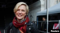 Anggota kelompok Partai Buruh, Stella Creasy, mengatakan pejabat-pejabat Amerika tidak menjelaskan alasan menolak orang-orang naik pesawat dari bandara Gatwick tanggal 15 Desember 2015.