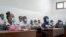 Les élèves portent des masques faciaux dans leur classe à l'école du révérend Kim, site Lingwala, à Kinshasa le 10 août 2020, à la reprise des cours après le verrouillage du coronavirus Covid-19. (Photo by Arsene Mpiana / AFP)