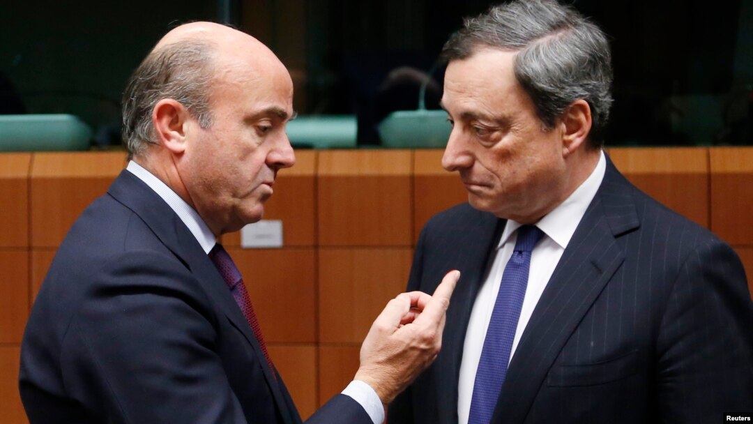 Spain's Economy Minister Luis de Guindos talks to European Central Bank (ECB) President Mario Draghi (R) during a eurozone finance ministers meeting in Brussels, Dec. 17, 2013.