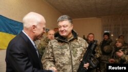 John McCain rencontre le président ukrainien Petro Poroshenko à la base de Shirokino près de Mariupol, en Ukraine, le 31 décembre 2016.