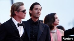 Brad Pitt, Ana de armas y Adrien Brody. REUTERS/Guglielmo Mangiapane