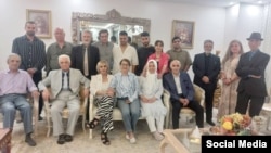 گردهمایی جمعی از فعالان مدنی و سیاسی در منزل میلاد بختیاری پس از آزادی این زندانی سیاسی 