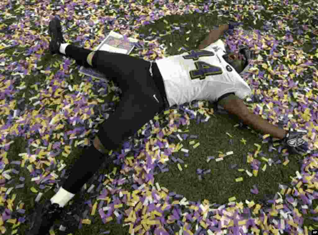 Pemain Baltimore Ravens Vonta Leach merayakan kemenangan dengan skor 34-31 melawan San Francisco 49ers dalam final NFL Super Bowl XLVII (3/2). (AP/Marcio Sanchez)