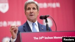 Menlu AS John Kerry berbicara mengenai keamanan dunia maya dan kebebasan Internet di Universitas Korea di Seoul, Korea Selatan (18/5).