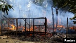 Permukiman etnis Rohingya di desa Gawduthar, Maungdaw, negara bagian Rakhine, Myanmar tampak dibakar pada 7 September 2017 (foto: ilustrasi).