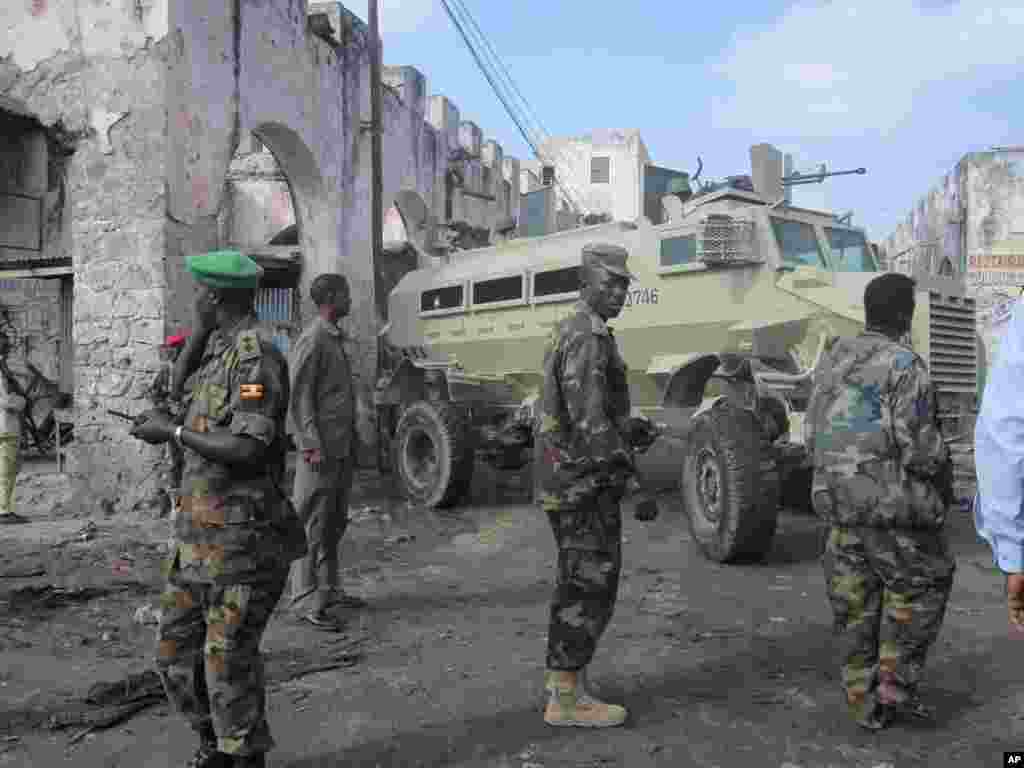 Ciidamada AMISOM oo ku sugan meesha uu dabku ka dhacay.