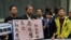 真普選聯盟代表在中聯辦後門抗議(美國之音海彥拍攝)