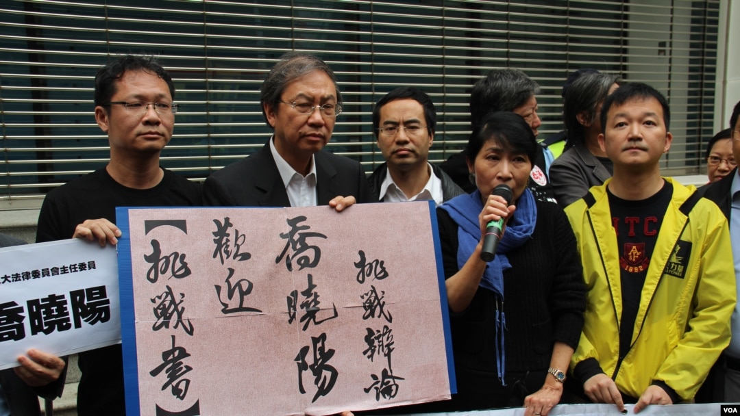 真普选联盟代表在中联办后门抗议(美国之音海彦拍摄)