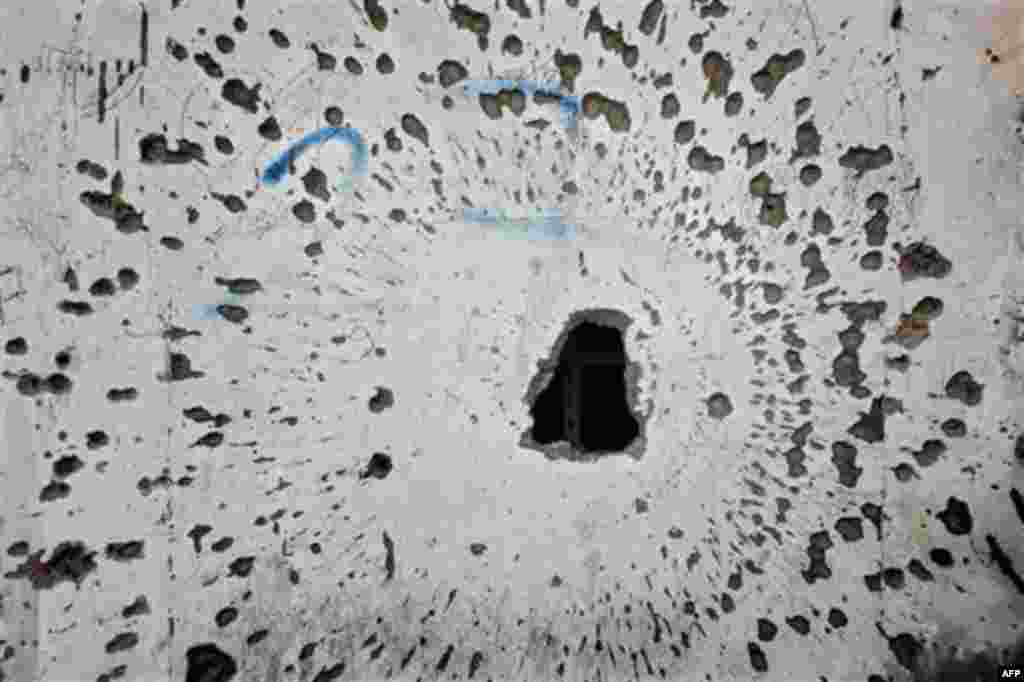 A blast pattern from the rocket propelled grenade seen on the wall on Tripoli street in Misrata, Libya, Friday, Sept. 2, 2011. (AP Photo/Sergey Ponomarev)