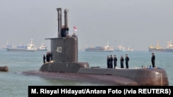 Para awak kapal selam TNI Angkatan Laut, KRI Nanggala-402, berjajar di dek kapal saat tiba di Surabaya, Jawa Timur, 6 Februari 2012. (Foto: M Risyal Hidayat/Antara Foto via Reuters/arsip)