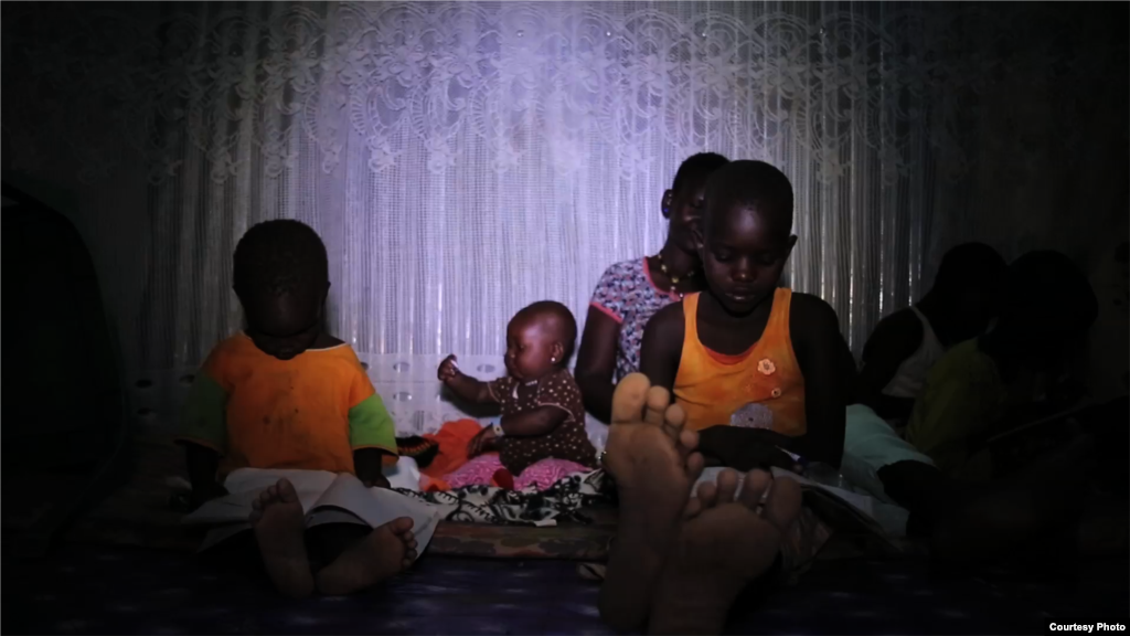 Watoto wakitumia taa ya mfumo wa sola kusomea