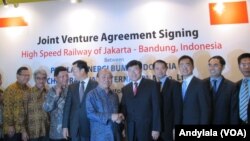 Pimpinan PT Pilar Sinergi BUMN Indonesia Sahala Lumban Gaol (kiri) bersalaman dengan Yang Zhongmin (kanan), Chairman of Board China Railway International Co. Ltd, seusai peresmian rencana pembangunan HSR Jakarta-Bandung, di Hotel Pullman, Jakarta, 16 Oktober 2015 (Foto: VOA/Andylala)