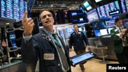 Traders work on the floor at the New York Stock Exchange in New York City, Nov. 12, 2018. 