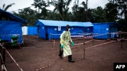 Un agent de santé se rend dans une unité de quarantaine d'Ebola, à Muma, en RDC, le 13 juin 2017 