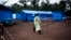 Seorang petugas kesehatan berjalan di unit karantina Ebola di Muma, DRC (foto: ilustrasi).