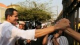 دیدار خوان گوایدو، رئیس جمهوری موقت ونزوئلا با طرفداران خود پس از بازدید از یک کلیسا در ماراکایبو&nbsp;