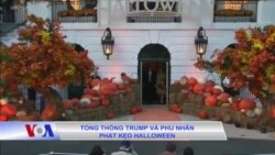 Tổng thống Trump và phu nhân phát kẹo Halloween