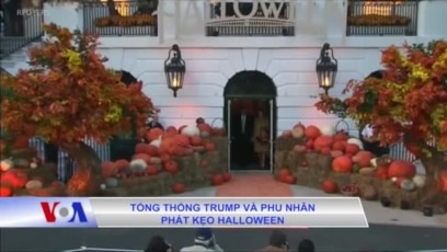 Tổng thống Trump và phu nhân phát kẹo Halloween