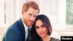 Una de dos fotos oficiales del compromiso del príncipe Harry de Gran Bretaña con Meghan Markle divulgadas por el Palacio de Kensington.