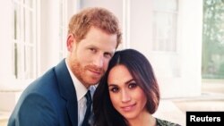 Photo officielle des fiançailles publiée par le Palais de Kensington du Prince Harry et Meghan Markle, à Frogmore House à Windsor, en Grande-Bretagne. (Crédit: Kensington Palace)